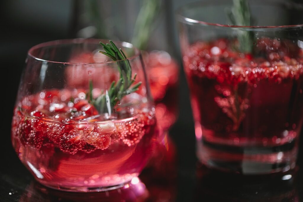 Organisez une soirée cocktails réussie à domicile avec un kit cocktail